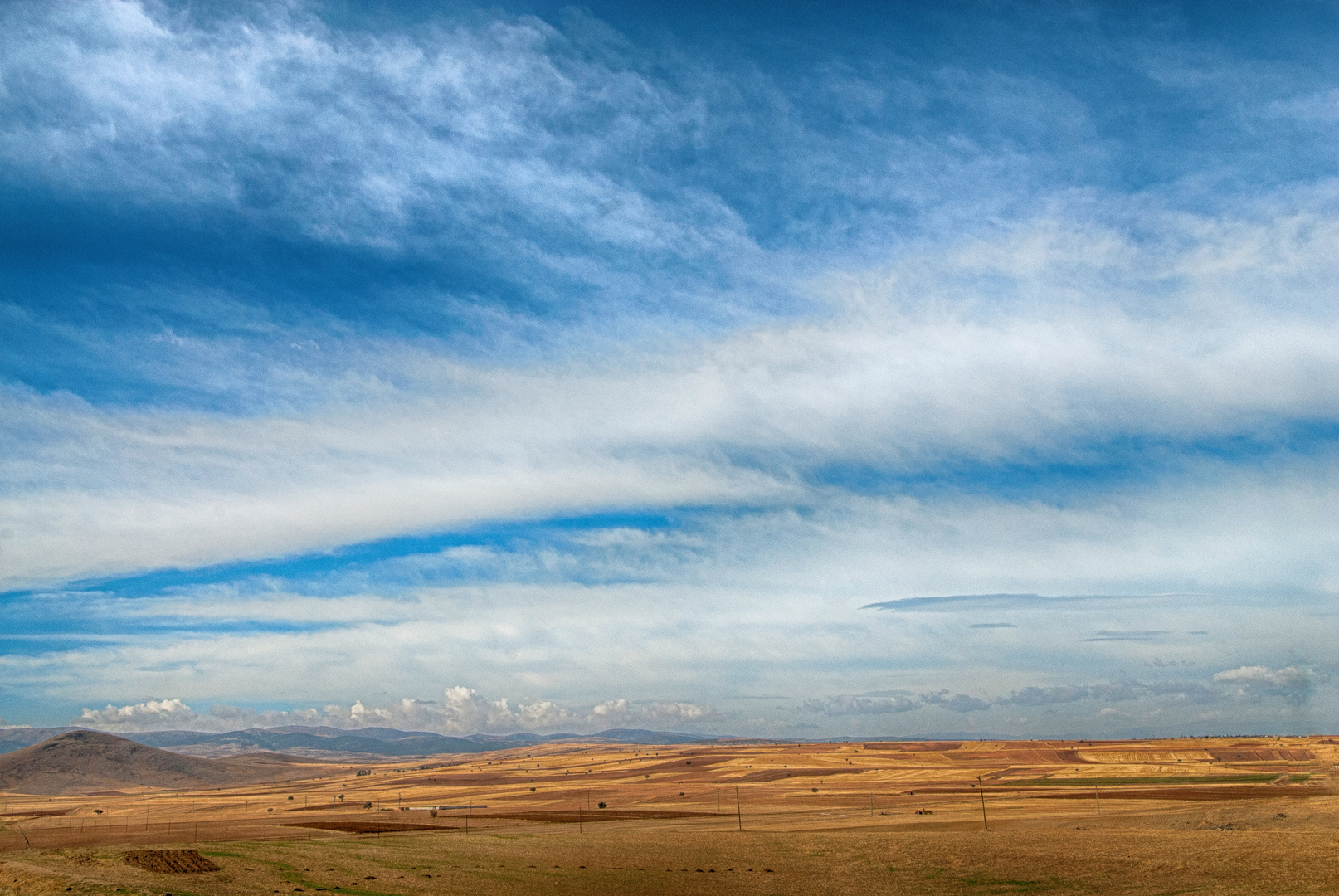 Wolkenhimmel über Steppenlandschaft