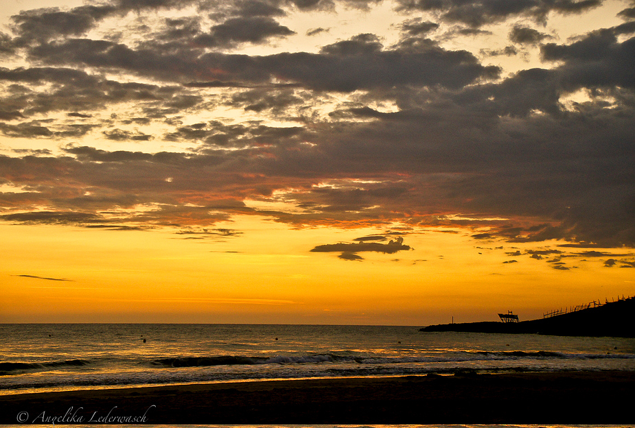 Wolkenjet bei Sonnenaufgang in Apulien