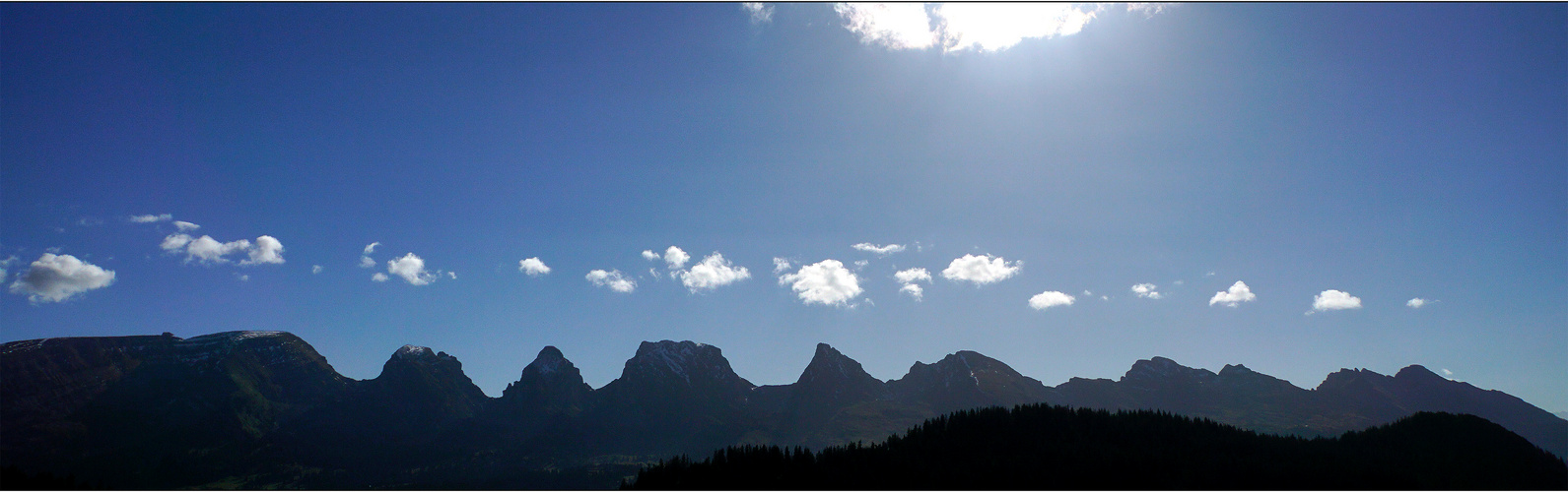 Wolkenkette über Gipfelkette