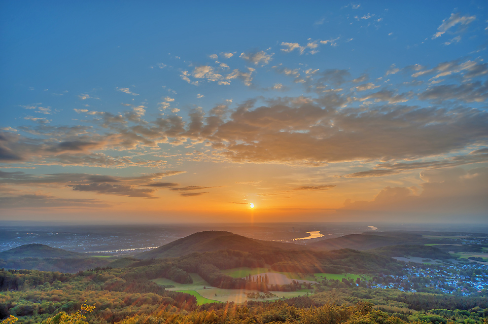 Wolkenkranz über dem Ölberg / Leuchtendes Rheintal