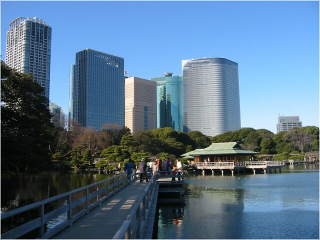 Wolkenkratzer hinter Hamarikyu Park