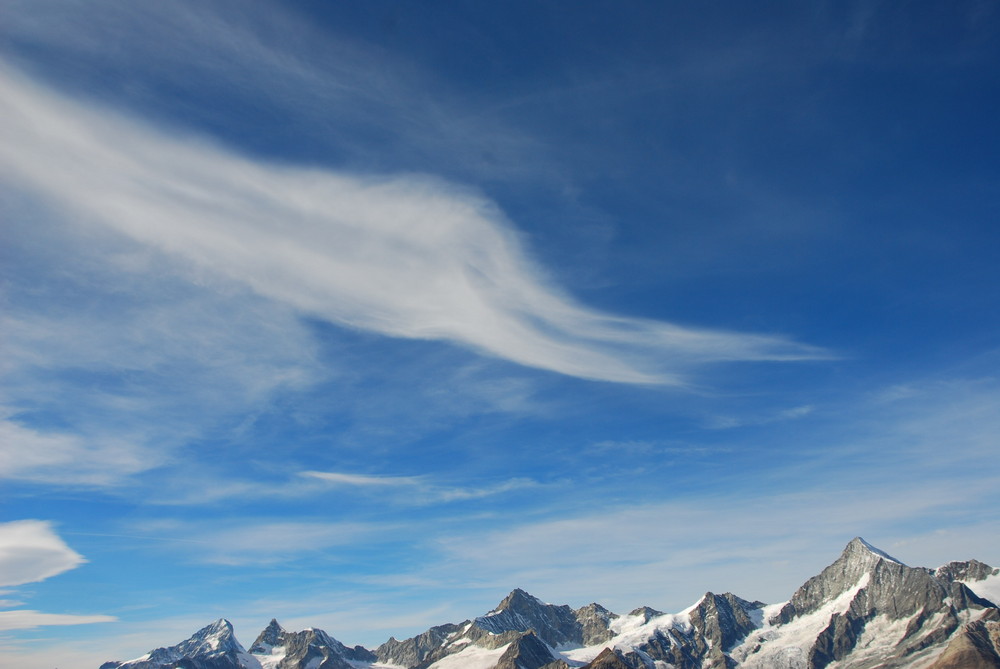 Wolkenkreation - Cirren über dem Rothornkamm, Walliser Alpen. Schweiz