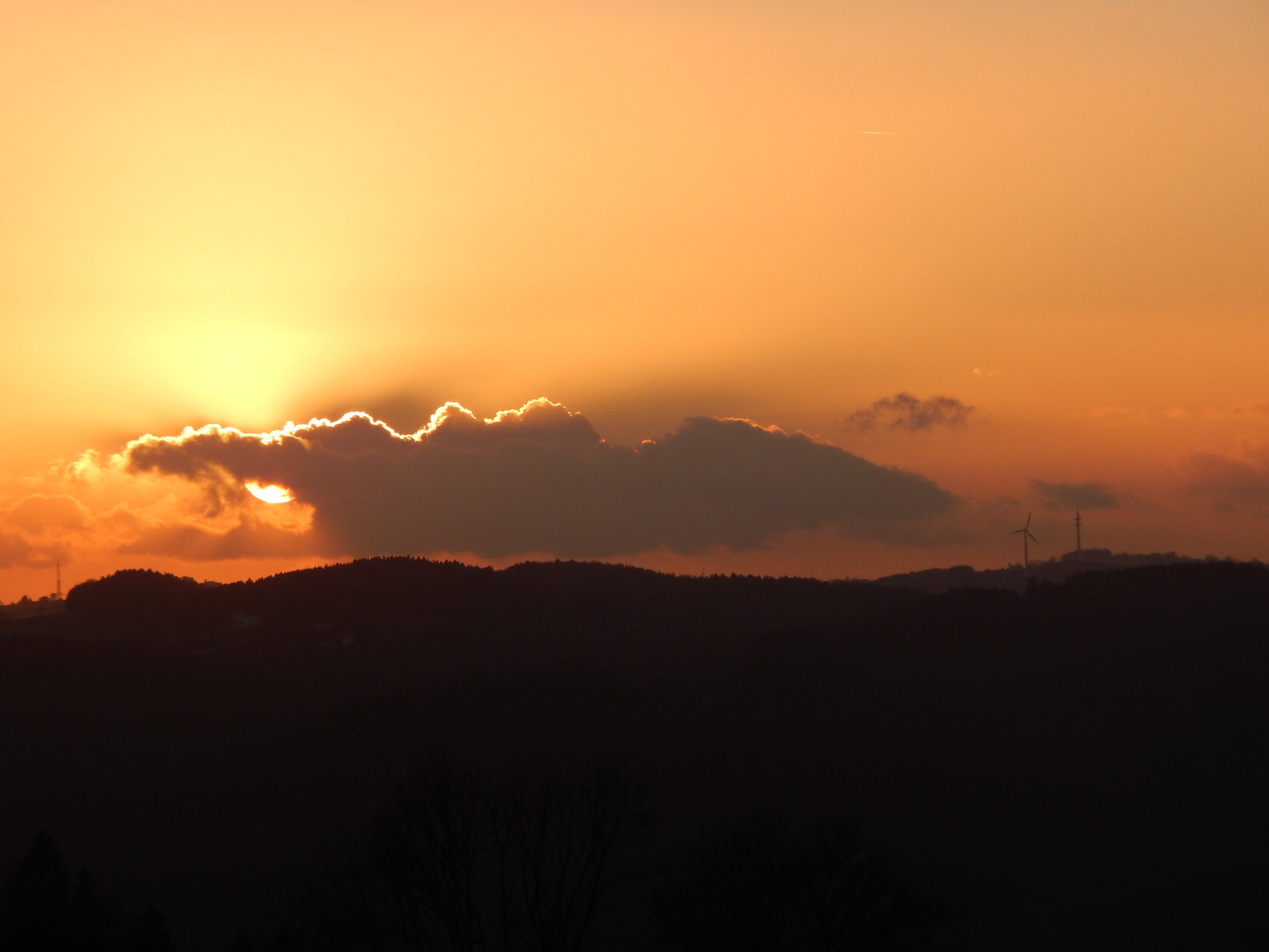 Wolkenkrokodil frisst Sonne