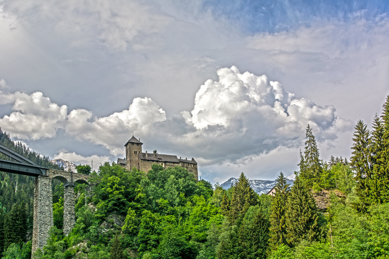 Wolkenkrone über Schloss Wiesberg