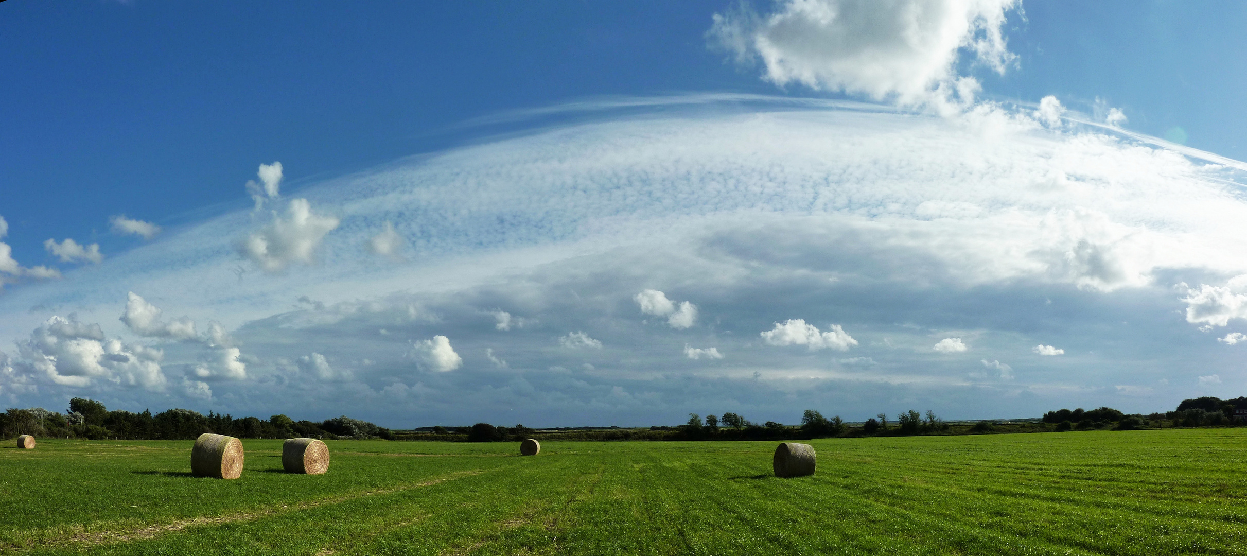 Wolkenkuppel über den Wiesen Sylts