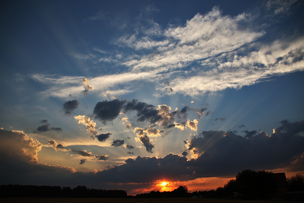 Wolkenlandschaftsaufnahme bei Sonnenuntergang