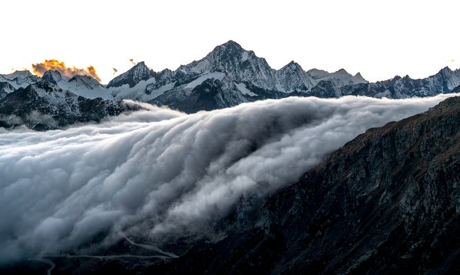 Wolkenlawine über dem Grimselpass