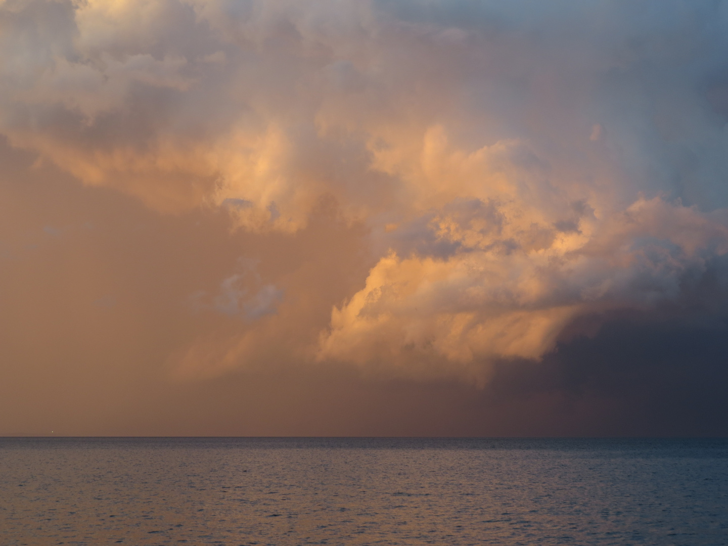 Wolkenleuchten über dem Meer