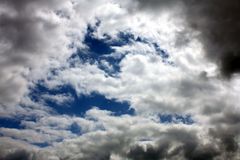 Wolkenlöcher vor dem Regen