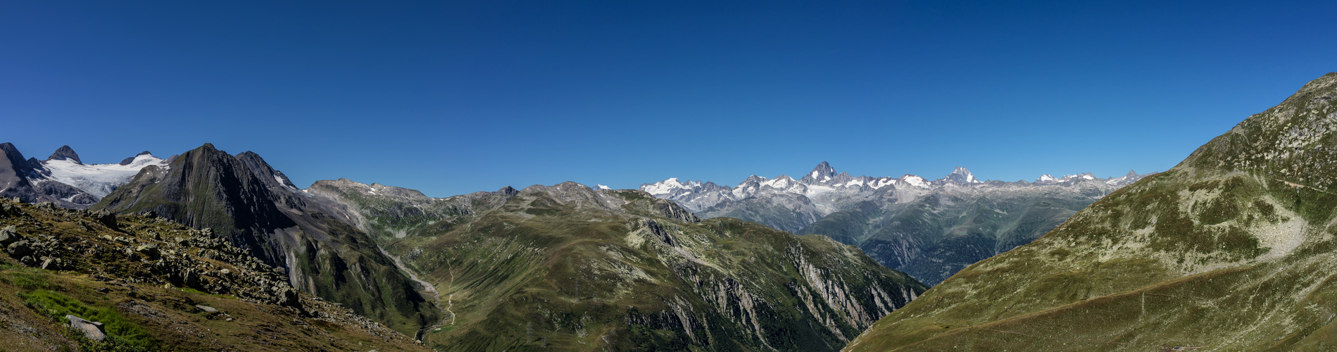 Wolkenlos / Nufenenpass auf 2'478 m ü.