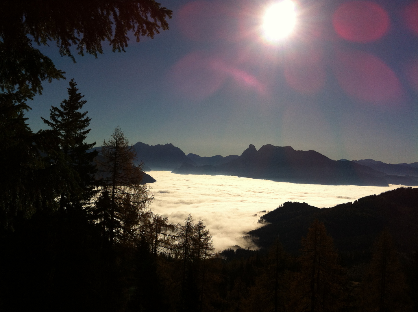 Wolkenmeer mit Bergkulisse