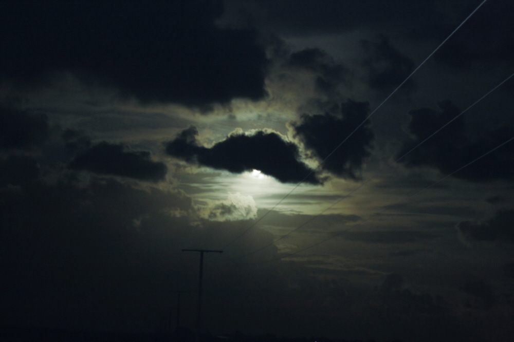 Wolken+Mond+Hochspannung um 2Uhr morgens