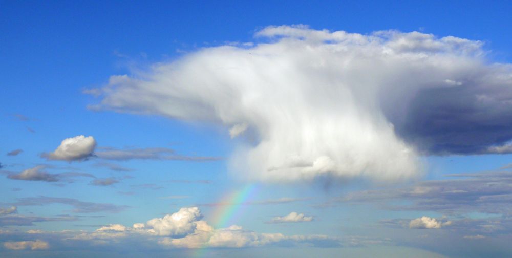 Wolkenpils mit Regenbogen