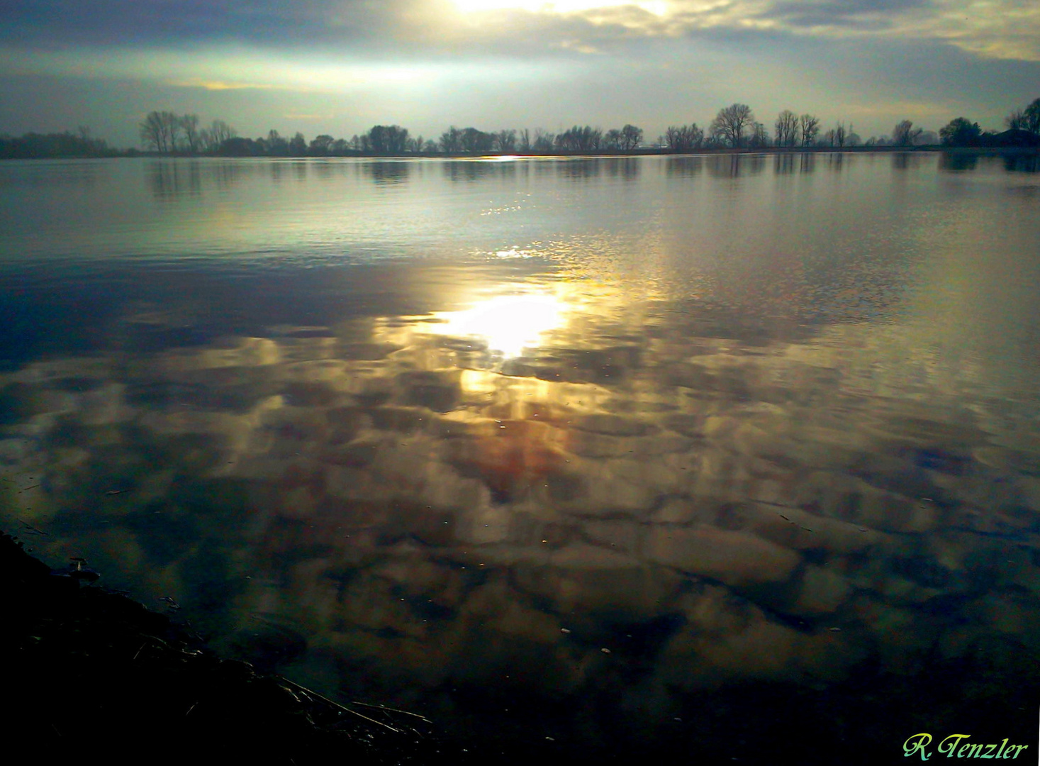 Wolkenreflexion im Wasser