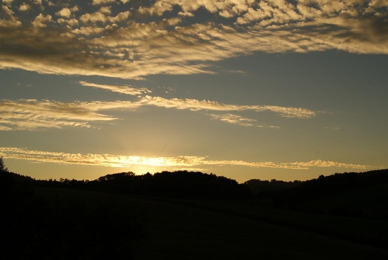 wolkenreicher Sonnenuntergang