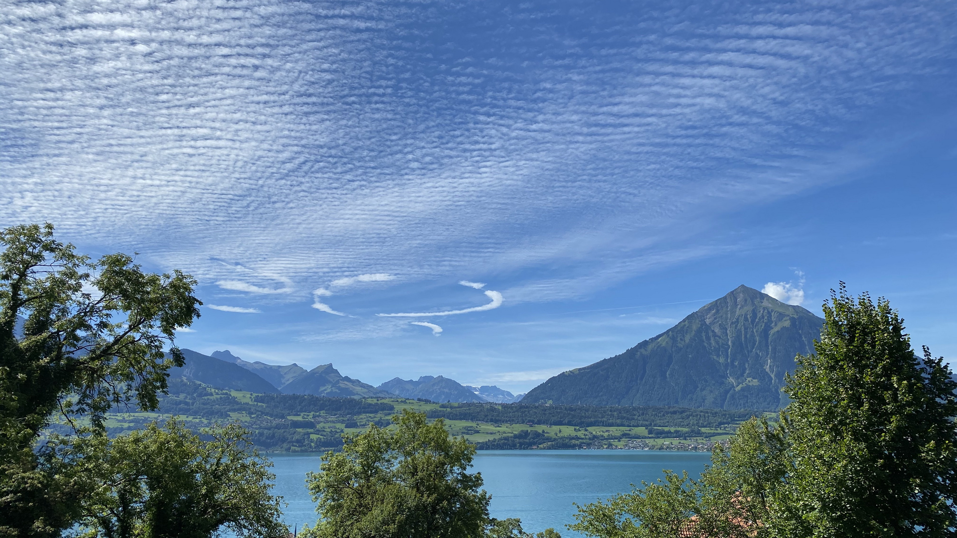 Wolkenringe überm Niesen