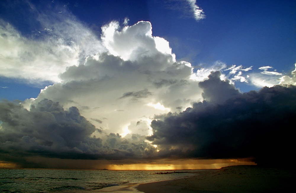 Wolkenschauspiel auf Angaga-Malediven