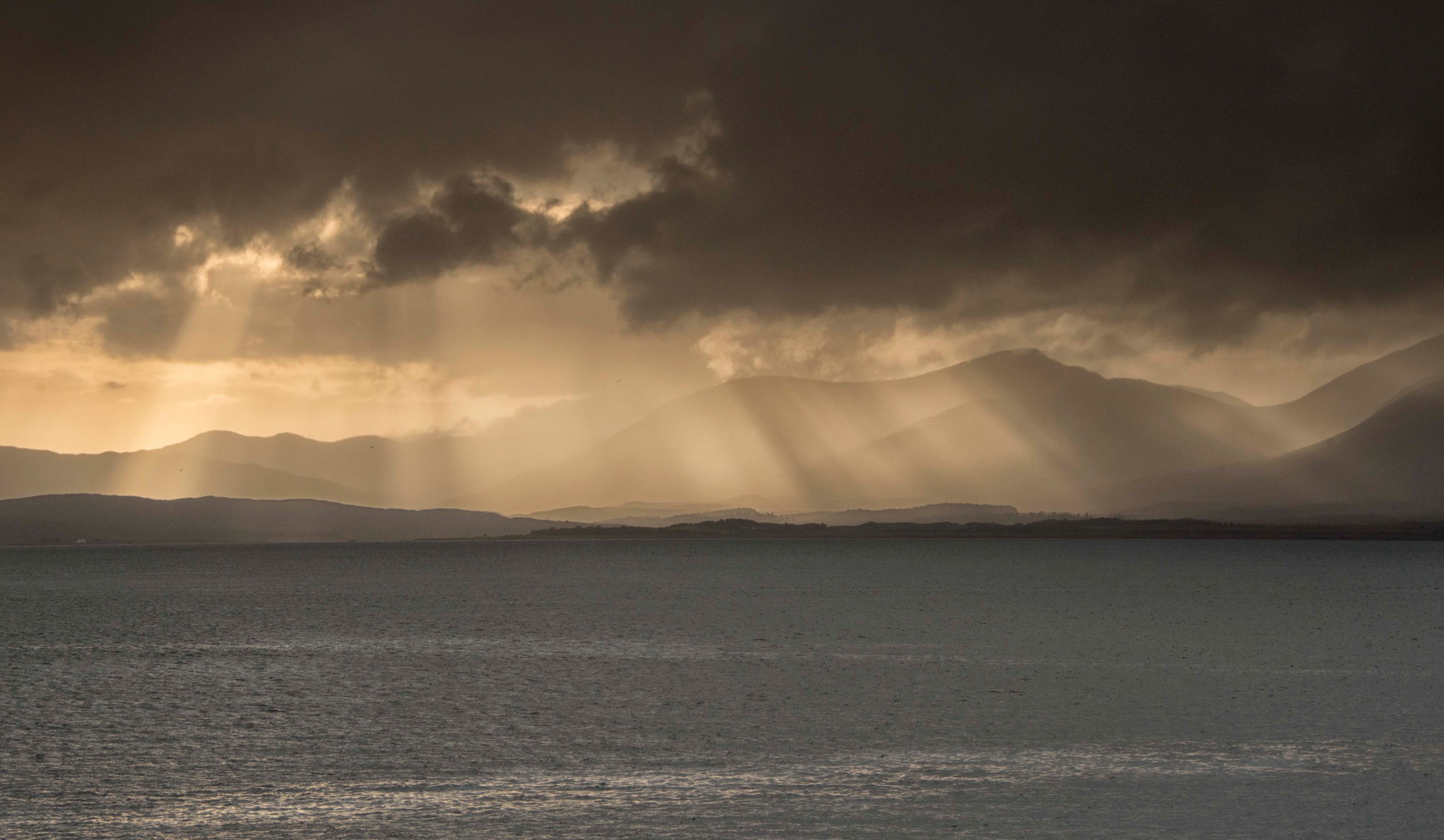 Wolkenschein in Oban Schottland