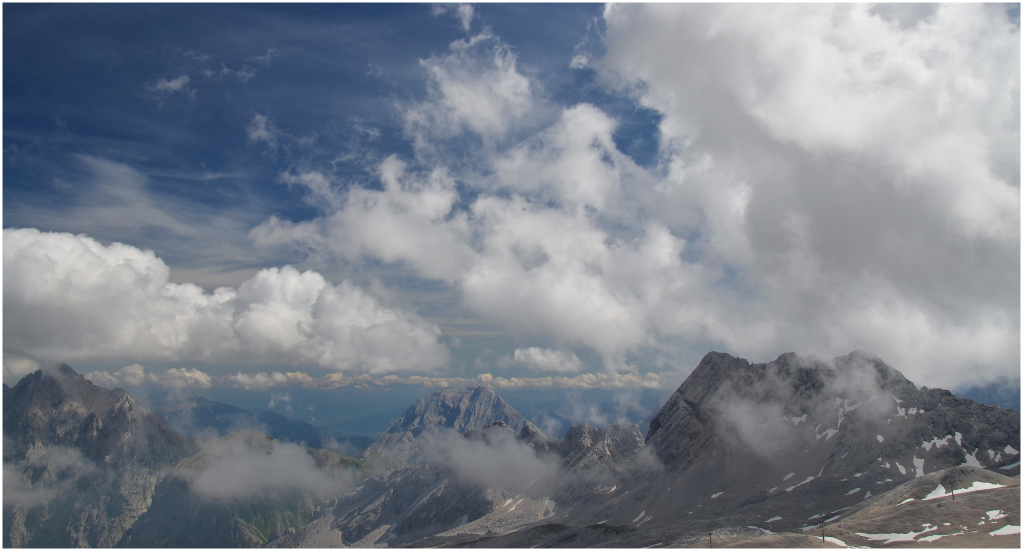 ---Wolkenschichten am Zugspitzgrat---