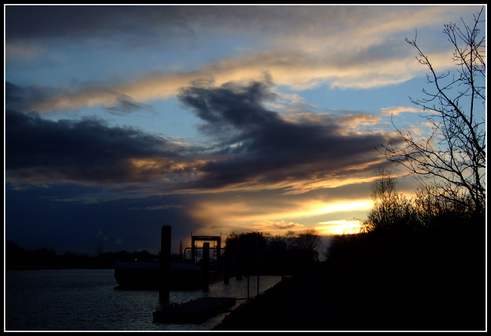 Wolkenschiffe über dem Rhein-Herne-Kanal ...