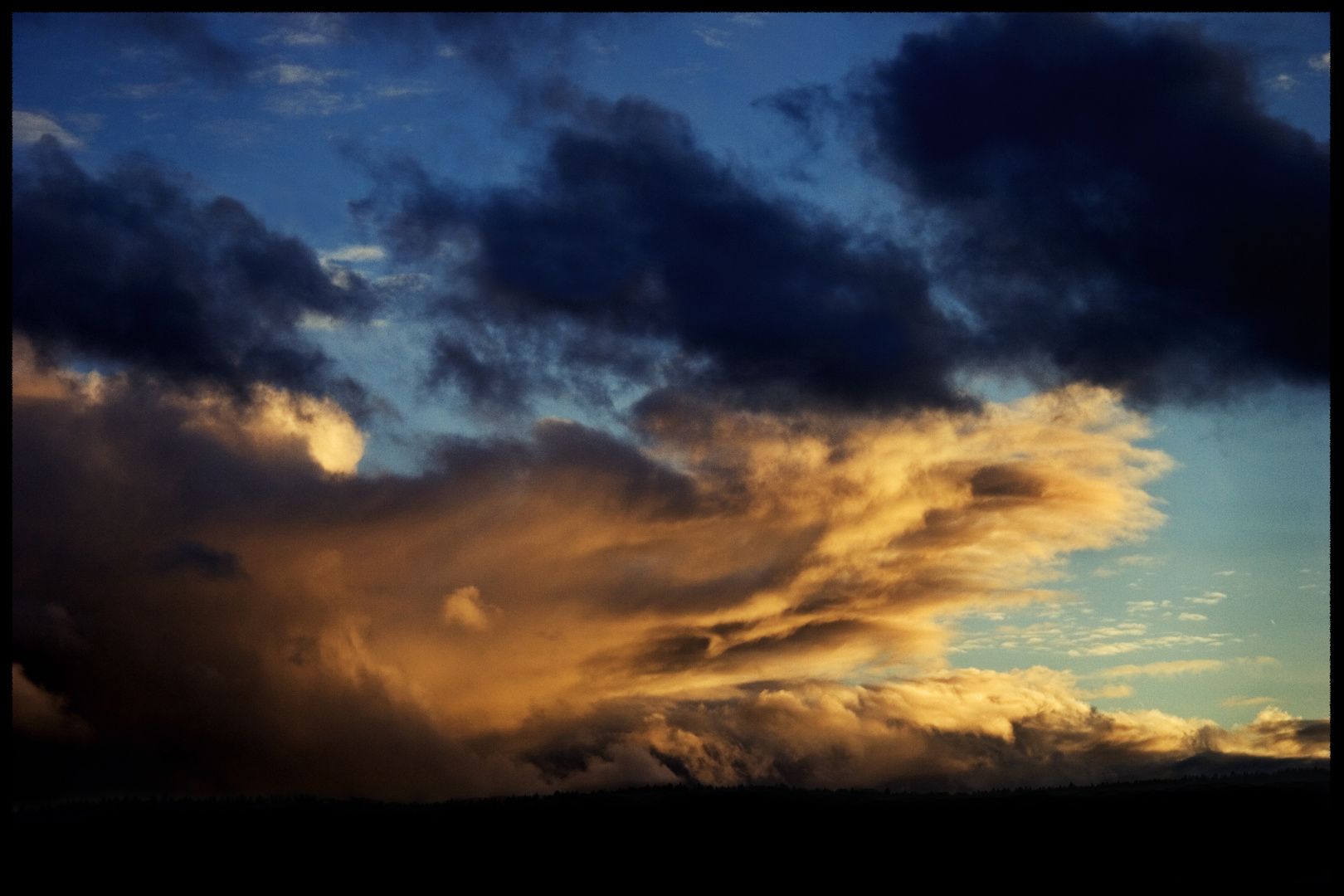 Wolkenschlacht. Und der Sieg der Dämmerung