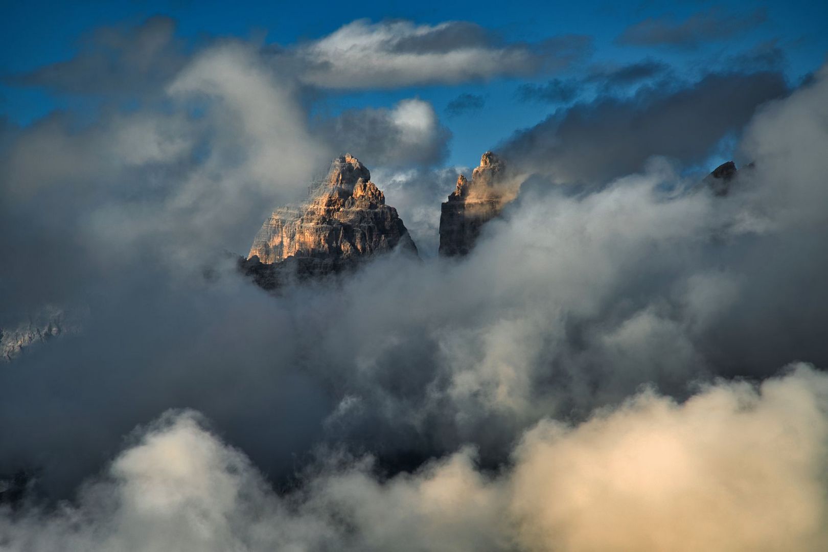 Wolkenschwaden an den Zinnen