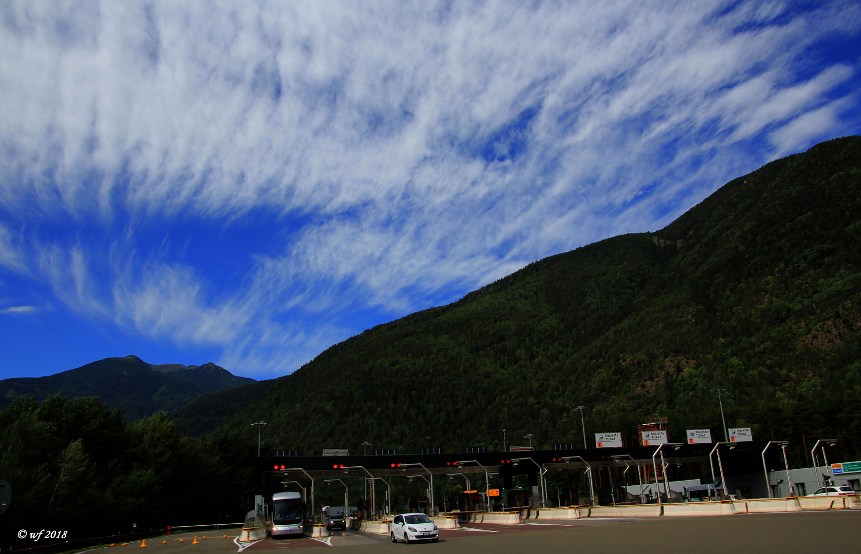 Wolkenspektakel an der Mautstation