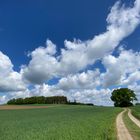 Wolkenspektakel an der Weggabelung am Gottesacker