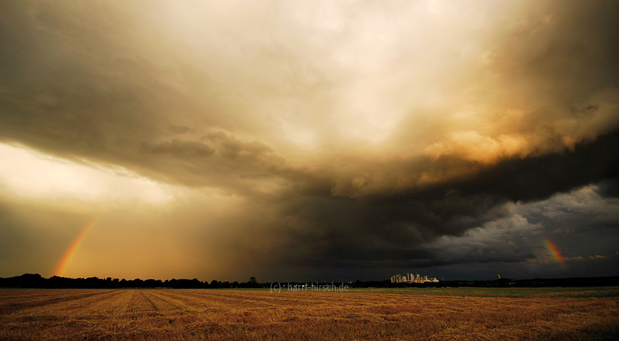 Wolkenspektakel kappt Regenbogen