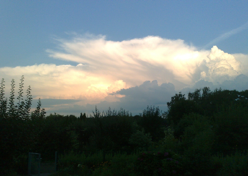 Wolkenspektakel über dem Kleingarten