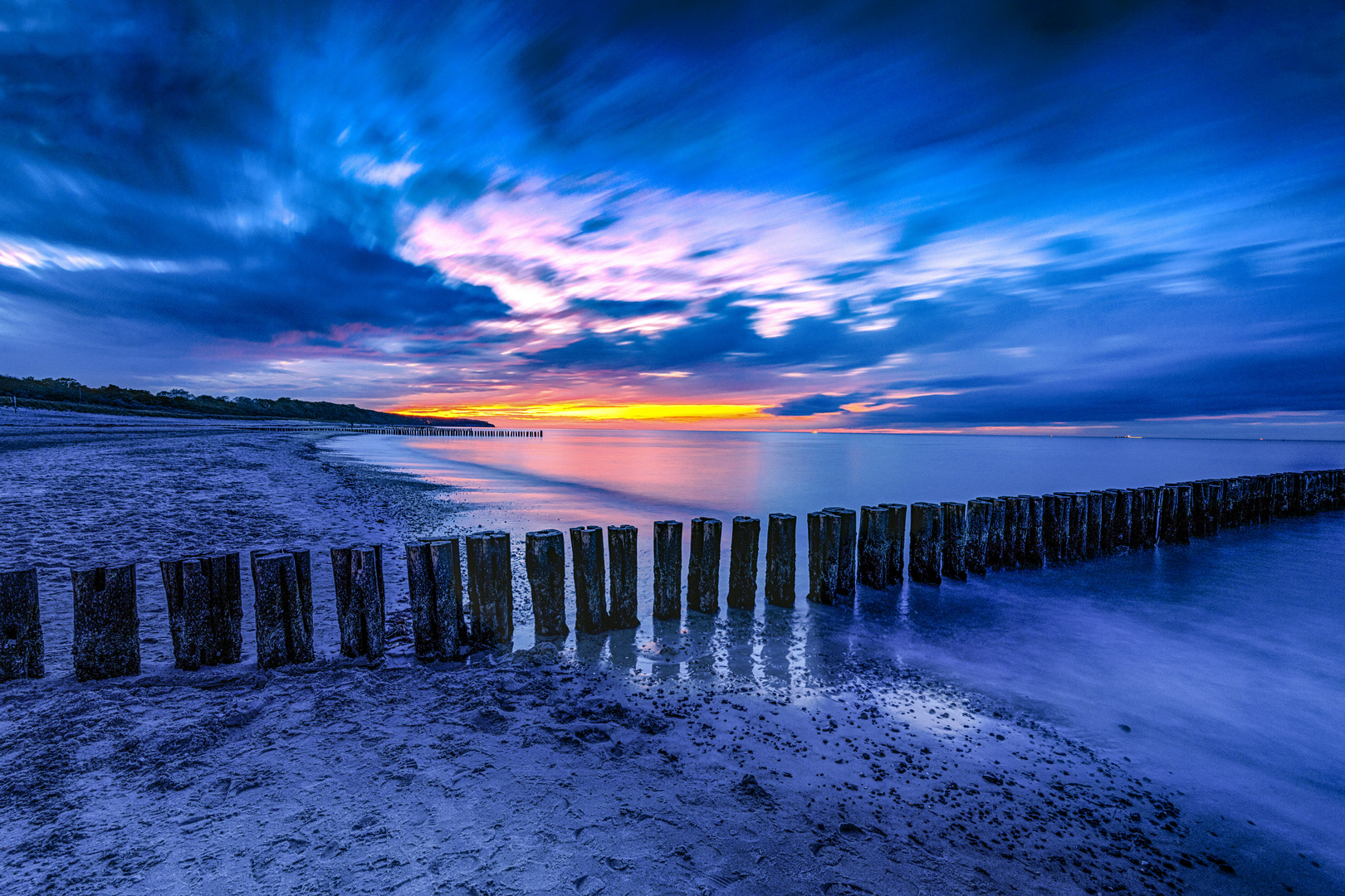 Wolkenspektakel zur blauen Stunde