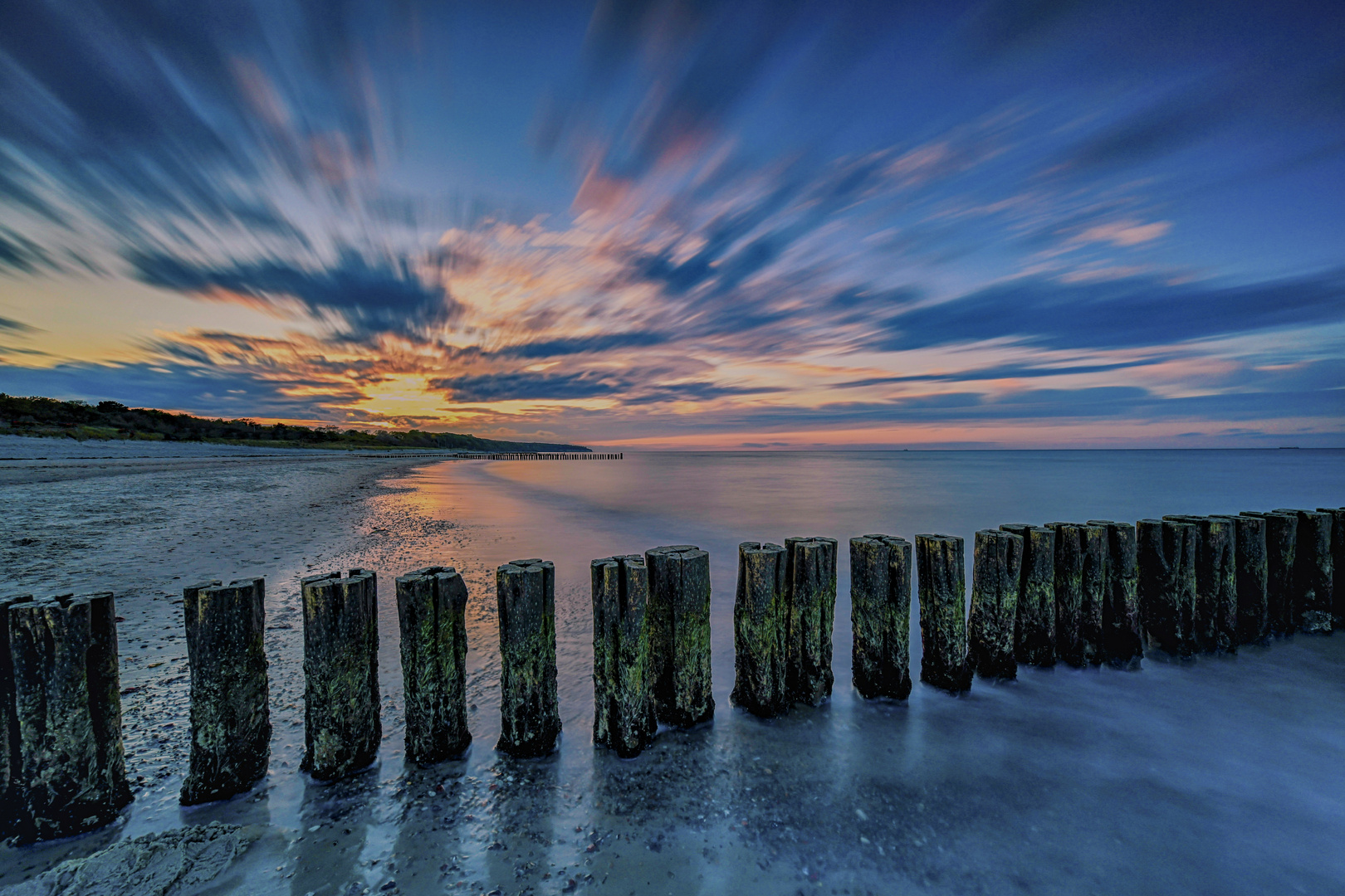 Wolkenspektakel zur blauen Stunde