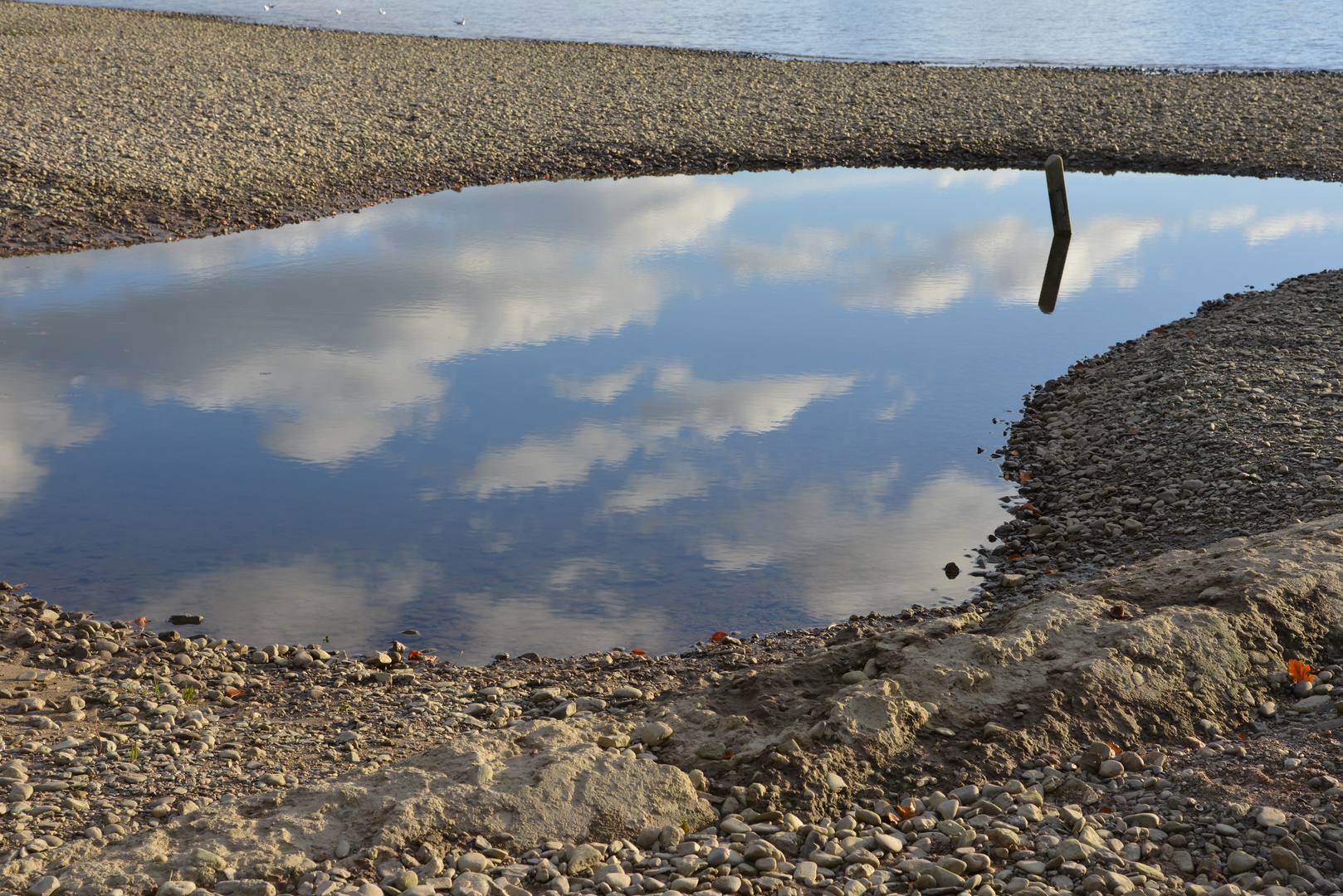 Wolkenspiegel am Fluss