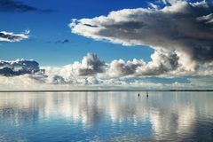 Wolkenspiegel-Spiegelwolken