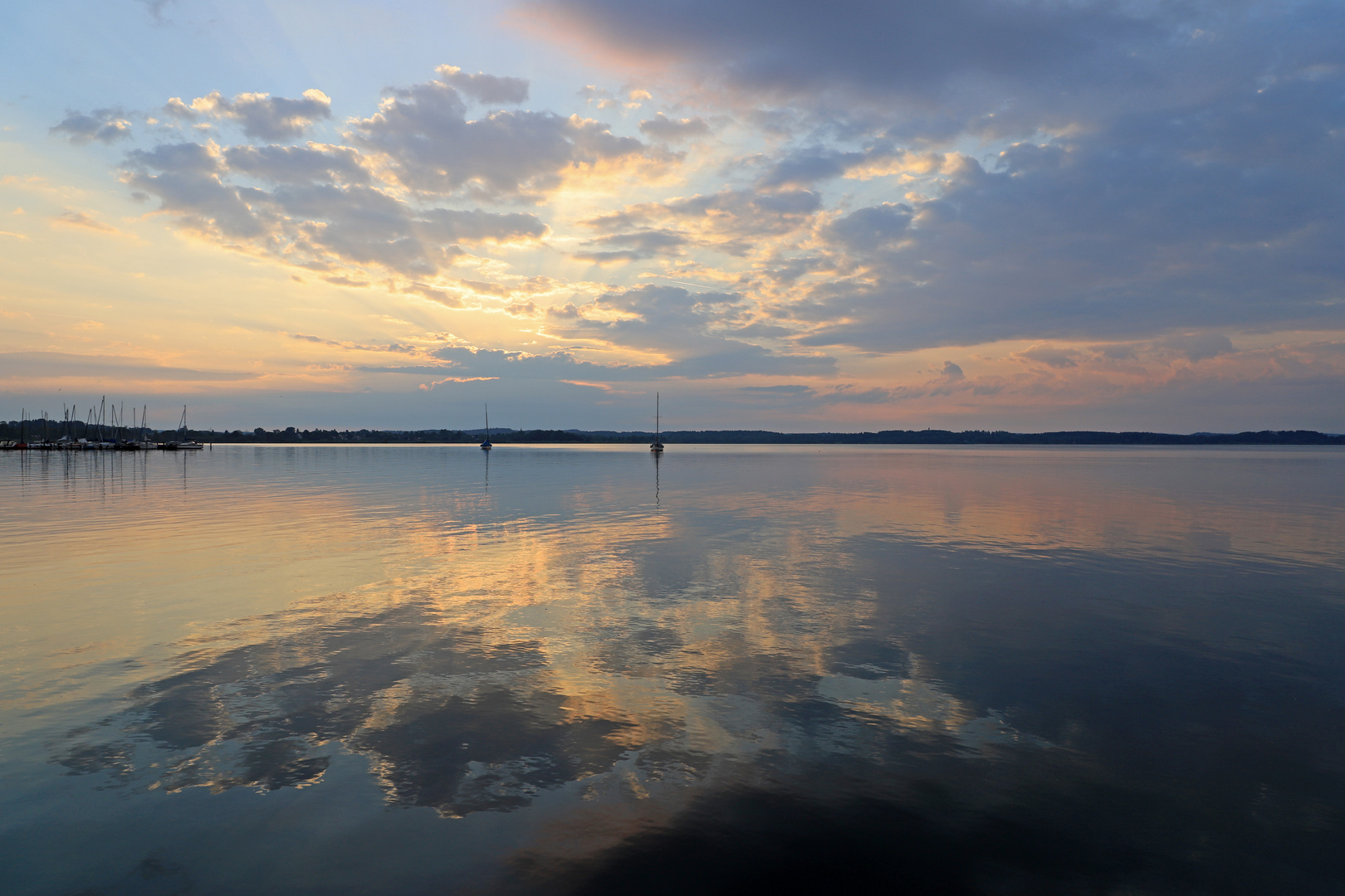 Wolkenspiegelung am Chiemsee