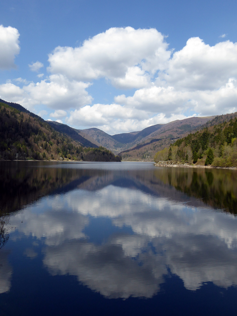 Wolkenspiegelung am Lac de Kruth-Wildenstein, Elsaß (Vogesen)