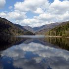 Wolkenspiegelung am Lac de Kruth-Wildenstein, Elsaß (Vogesen)