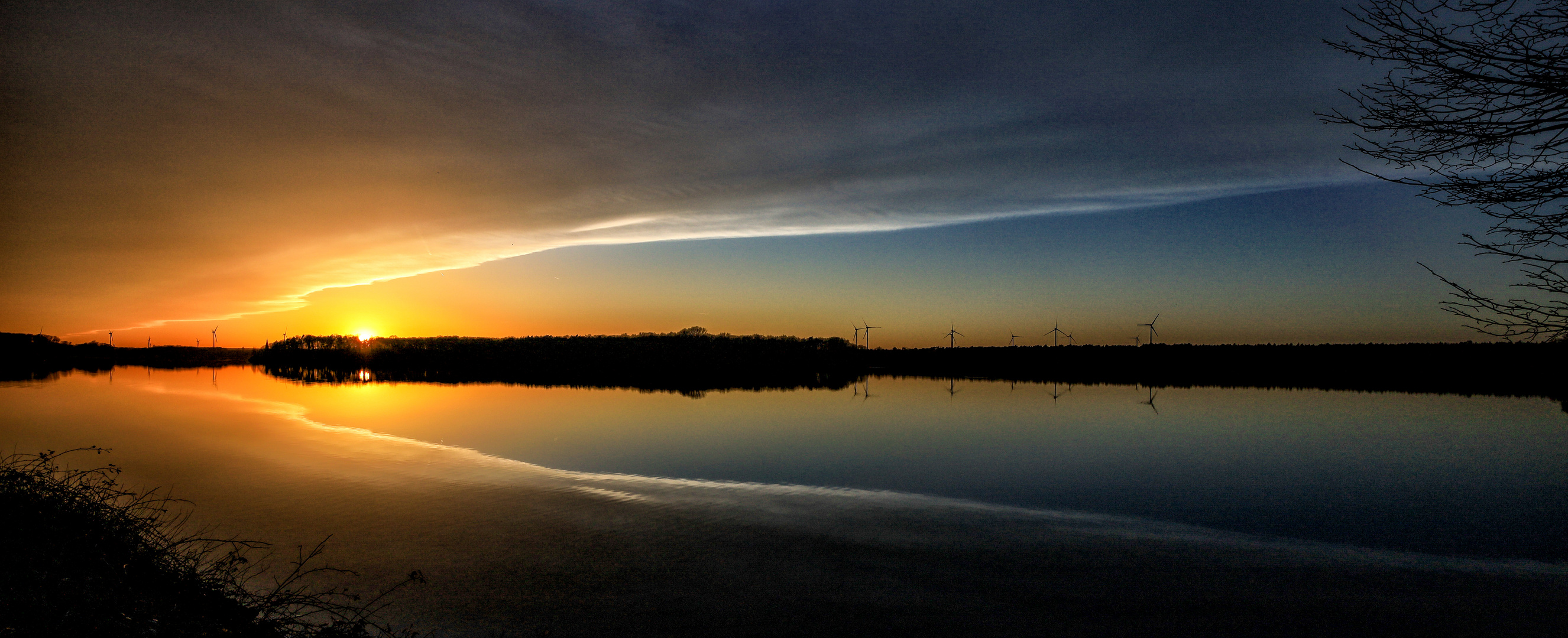 Wolkenspiegelung am See