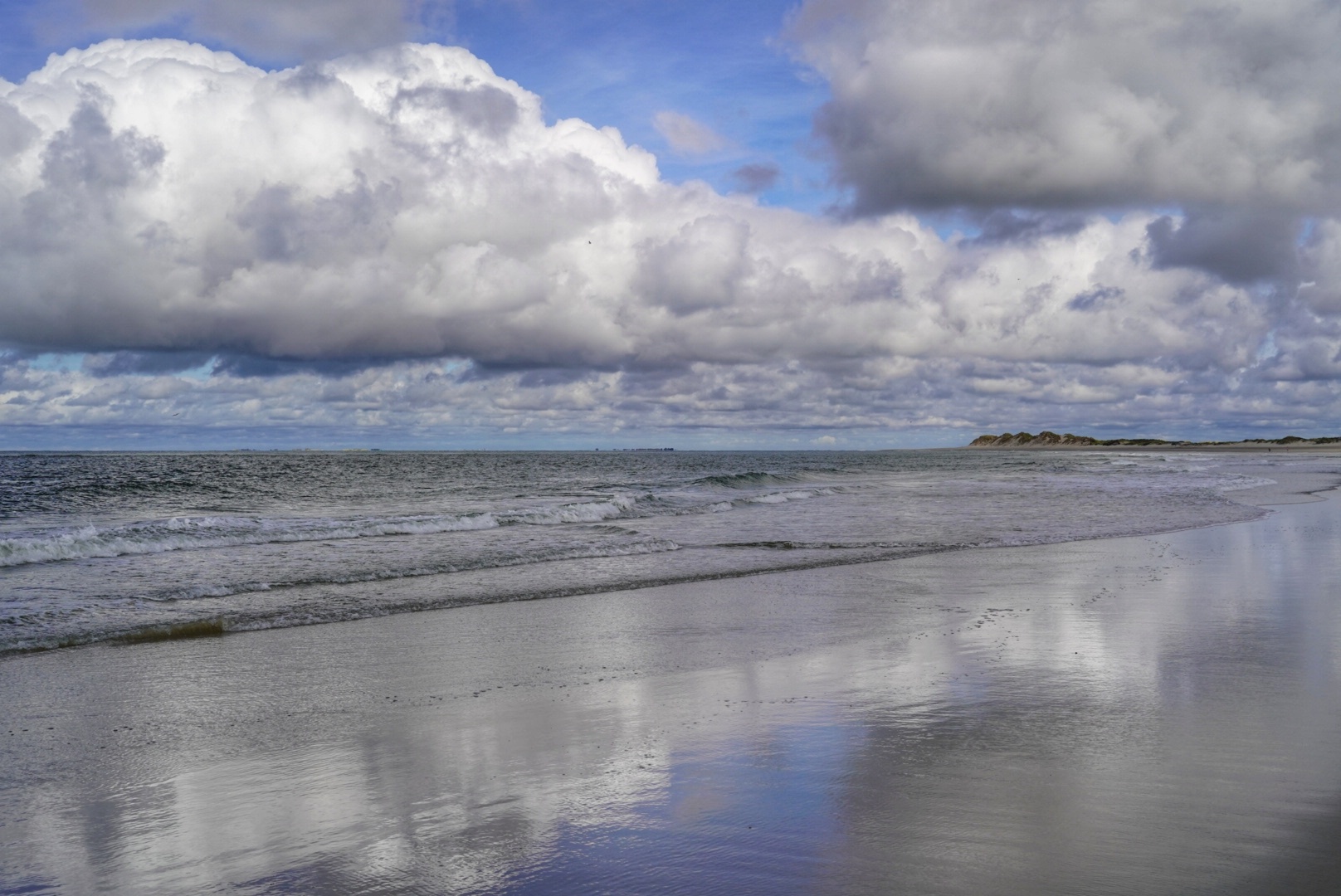 Wolkenspiegelung am Strand 