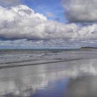 Wolkenspiegelung am Strand 