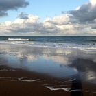 Wolkenspiegelung am Strand