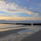 Wolkenspiegelung am Strand