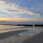 Wolkenspiegelung am Strand