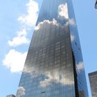 Wolkenspiegelung am Trump World Tower