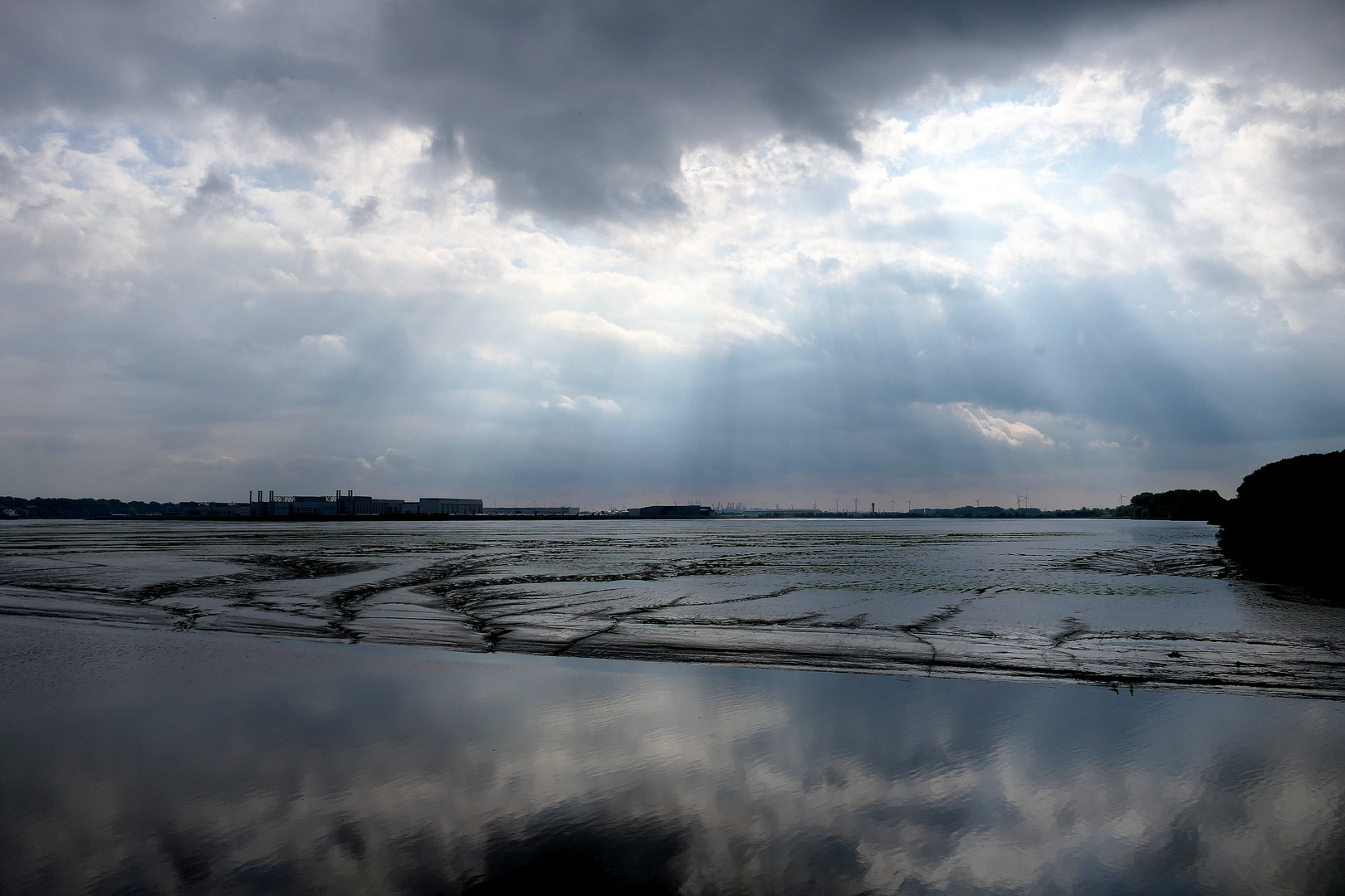 Wolkenspiegelung an der Elbe 