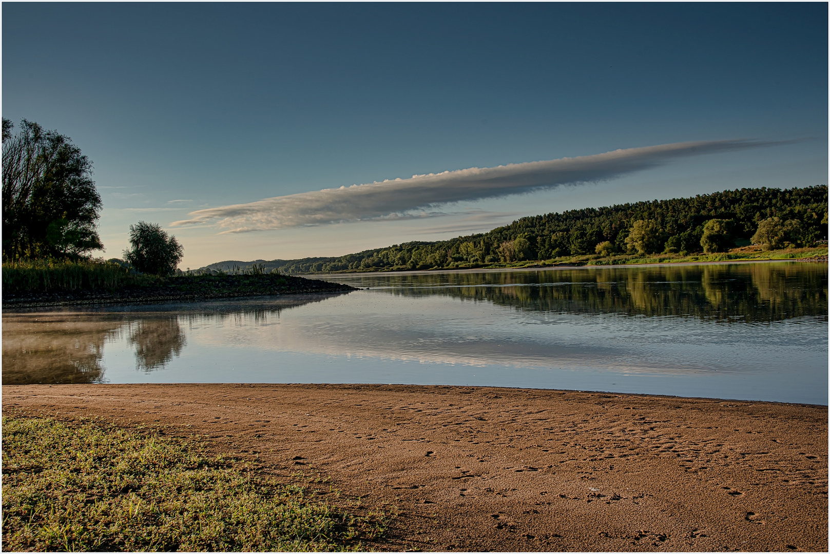 Wolkenspiegelung an der Elbe