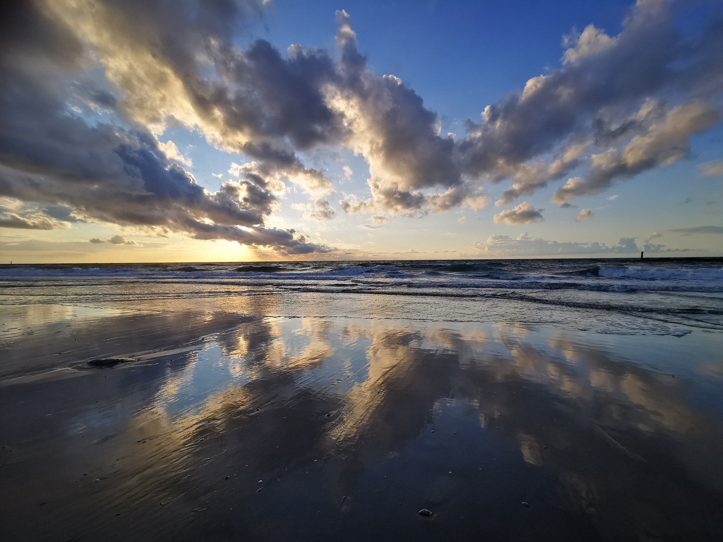 Wolkenspiegelung an Domburgs Küste