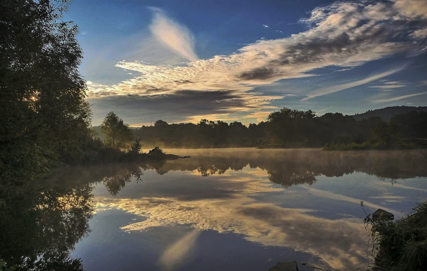 Wolkenspiegelung auf der Ruhr