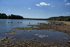 Wolkenspiegelung bei Niedrigwasser