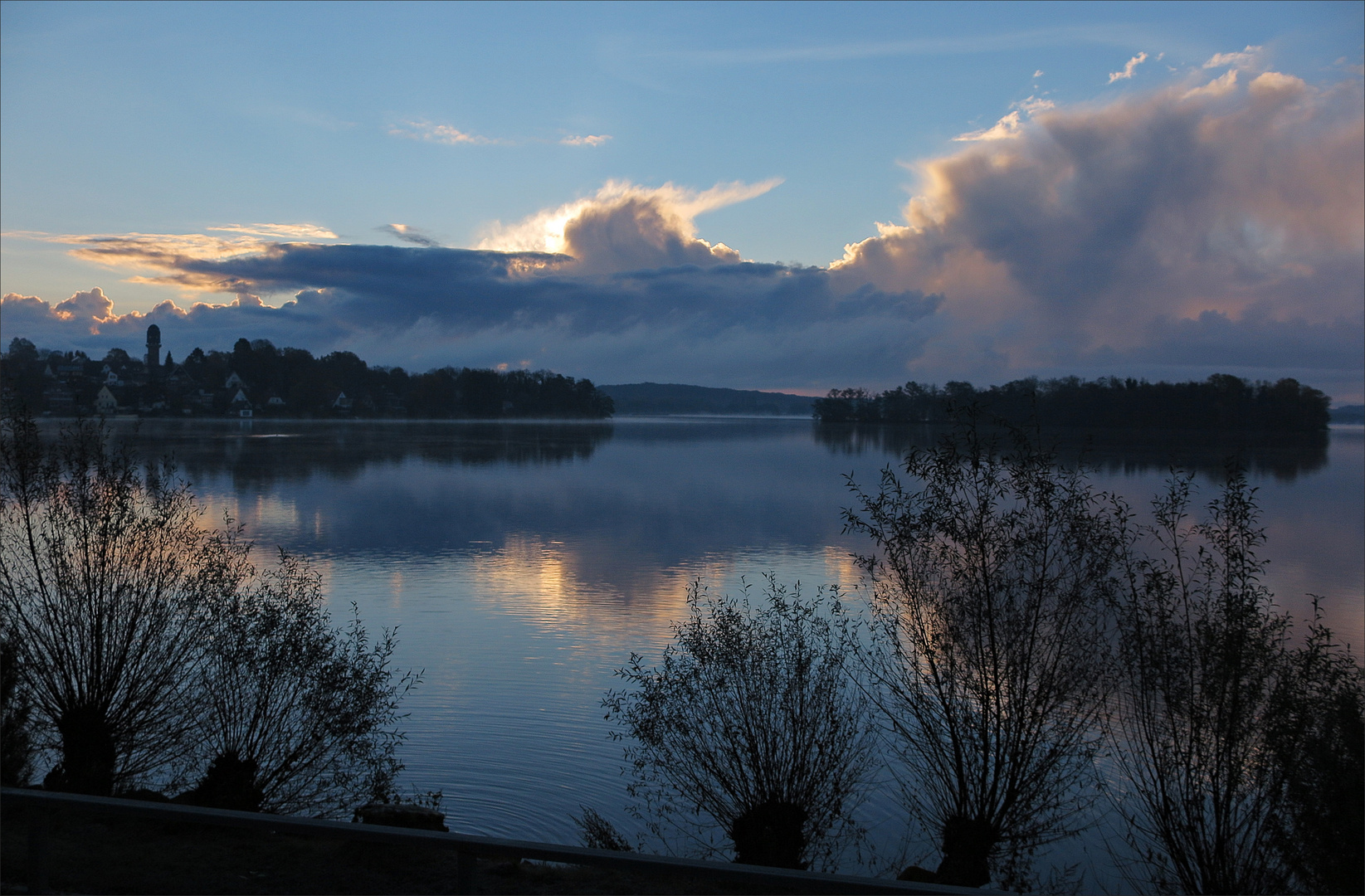 Wolkenspiegelung im Großen Plöner See am 11. November 2016